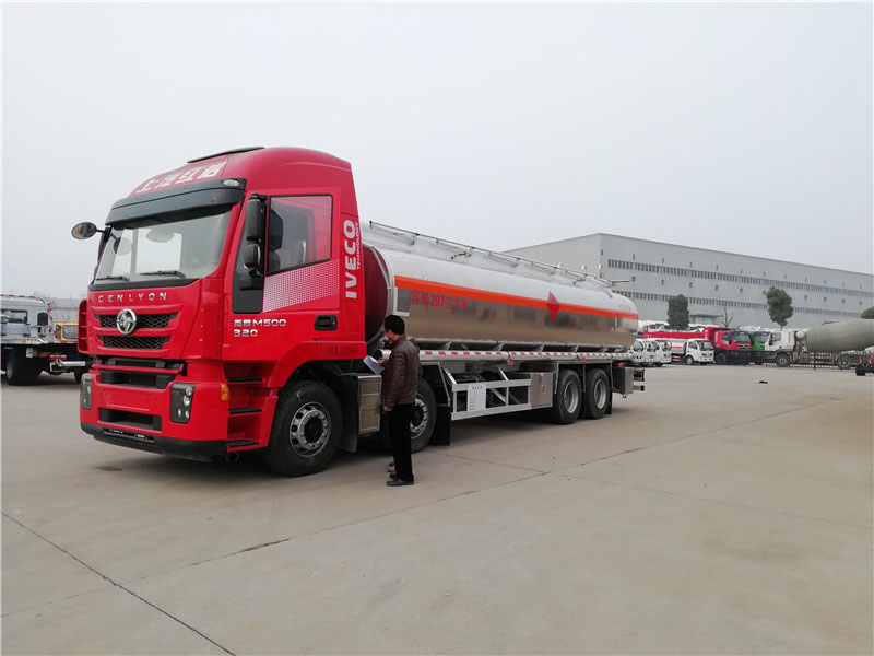 上汽紅巖29.7方前四后八鋁合金運油車，20噸運油車
