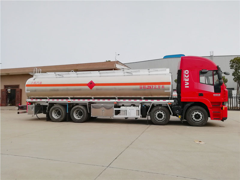 上汽紅巖29.7方前四后八鋁合金運(yùn)油車，20噸運(yùn)油車